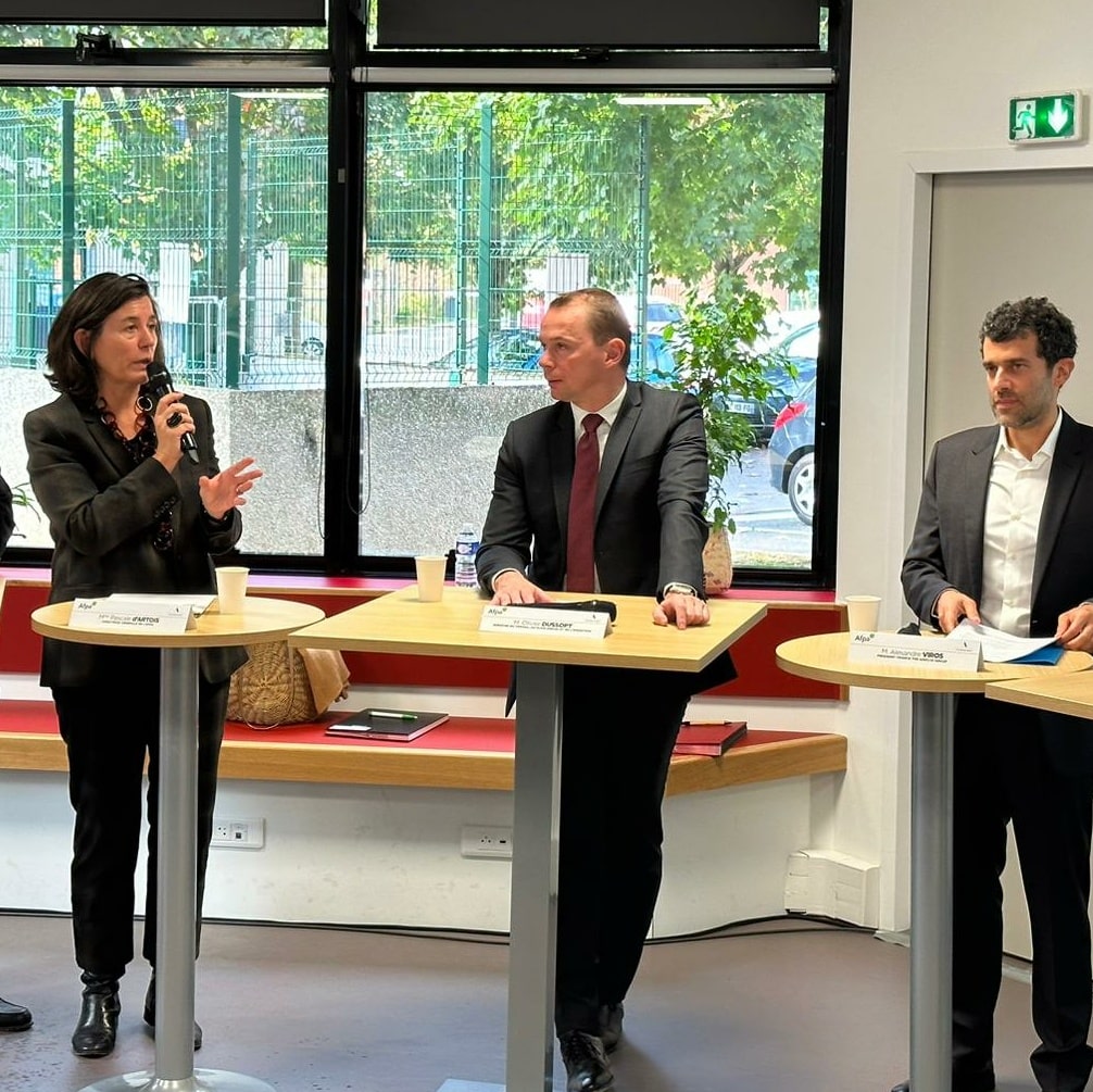 De gauche à droite, Pascale Dartois, Directrice générale de l'Afpa - Olivier Dussopt, Ministre du travail du plein emploi et de l'insertion - Alexandre Viros, Président France The Adecco Group