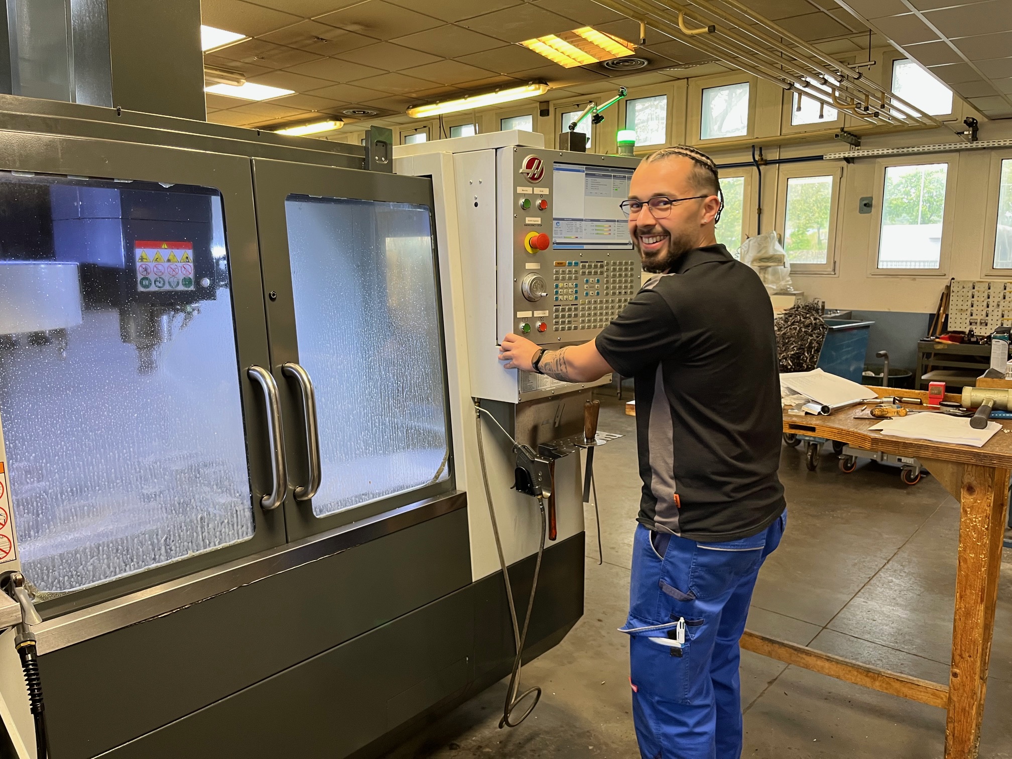 Paquito dans l'atelier usinage au centre Afpa de Belfort