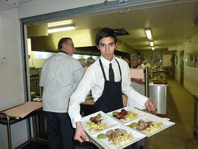 DEVENEZ SERVEUR(SE) DE RESTAURANT SPECIALISE(E) EN MILIEU TOURISTIQUE EN PREPARANT UN TITRE PROFESSIONNEL