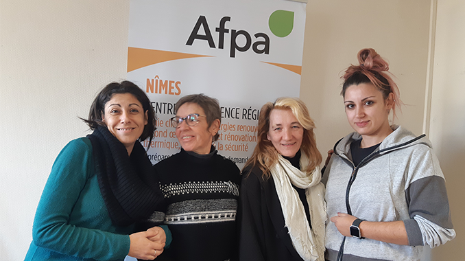 Des femmes heureuses dans le bâtiment