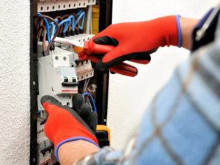 Devenez un électricien d'équipement du bâtiment à l'Afpa en Région Sud