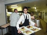 DEVENEZ SERVEUR(SE) DE RESTAURANT SPECIALISE(E) EN MILIEU TOURISTIQUE EN PREPARANT UN TITRE PROFESSIONNEL