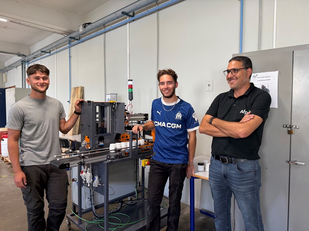 Olivier Arnaud et Sacha Rathelot avec leur formateur de l’Afpa, Abdelaziz Bouaiss