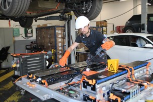 Le Groupe Sellens recrute et forme avec France Travail et l'Afpa 10 Mécaniciens de Maintenance Automobile (H/F)
