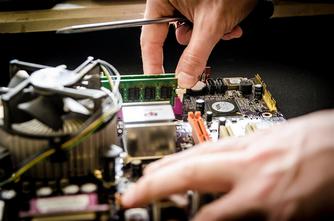 Formez-vous aux métiers du numérique : technicien.ne help desk