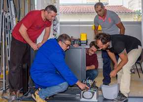 Formez-vous aux métiers du bâtiment : technicien.ne en électricité et domotique