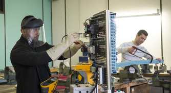 Formez-vous aux métiers du bâtiment : technicien.ne d'équipement en électricité