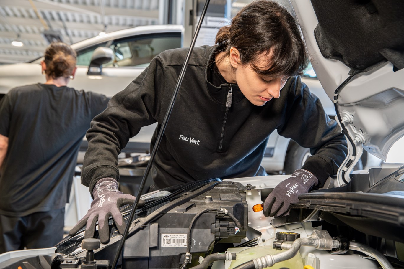 Feu Vert recrute et forme avec l'Afpa et France Travail ses futurs mécaniciens service rapide (H/F) avec un CDI à la clé !