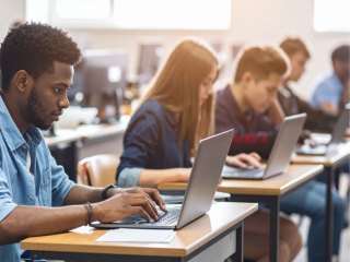 Accompagner les personnes en situation d’illettrisme numérique : une formation sur mesure