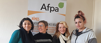 Des femmes heureuses dans le bâtiment